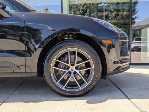 Certified 2025 Porsche Macan image 11