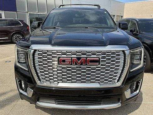 Used 2022 GMC Yukon Denali w/ Denali Premium Package AWD/4WD image 12