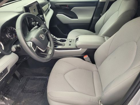 Used 2024 Toyota Highlander LE image 12