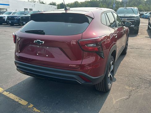 Used 2024 Chevrolet Trax RS w/ Driver Confidence Package FWD image 2