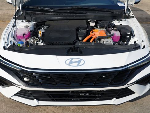 Used 2025 Hyundai Elantra Hybrid FWD image 7