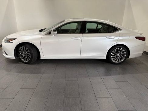 Used 2025 Lexus ES 300h Ultra Luxury w/ Accessory Package (Z1) FWD image 2