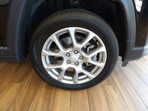 Used 2023 Jeep Compass Latitude w/ Sun and Sound Group AWD/4WD image 4