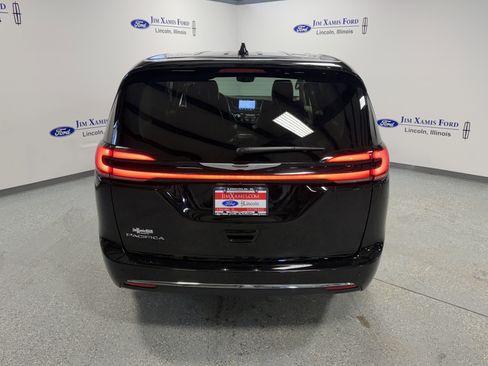 Used 2024 Chrysler Pacifica Touring-L image 34