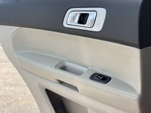Used 2015 Ford Explorer XLT FWD image 17