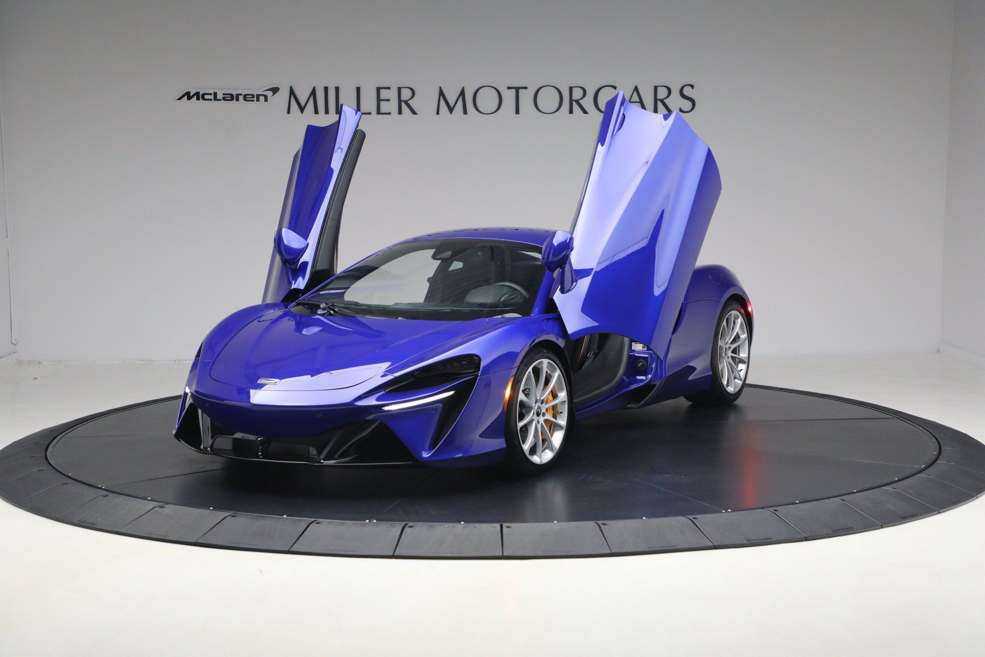 Used 2024 McLaren Artura RWD image 14