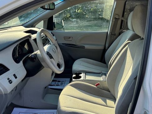 Used 2012 Toyota Sienna LE FWD image 12