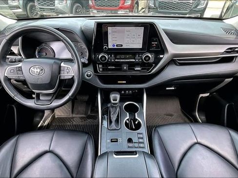 Used 2024 Toyota Highlander XLE FWD image 7
