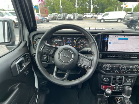 Used 2024 Jeep Gladiator Mojave w/ Technology Group AWD/4WD image 16