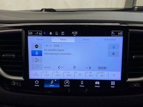 Used 2023 Chrysler Pacifica Touring-L FWD image 18