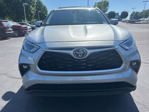 Used 2024 Toyota Highlander XLE FWD image 2