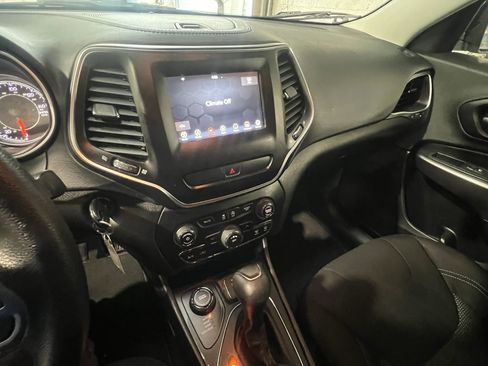 Used 2020 Jeep Cherokee Latitude AWD/4WD image 22