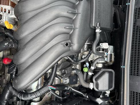 Used 2016 Nissan Versa SV FWD image 21