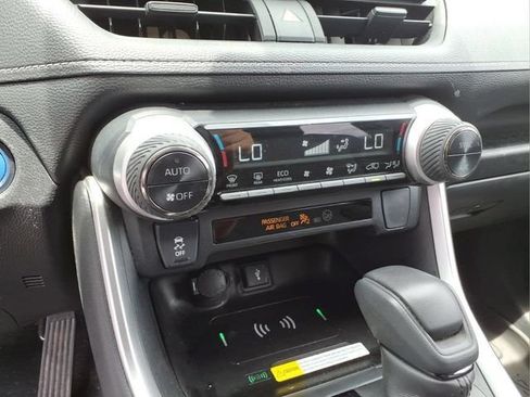 Used 2022 Toyota RAV4 XLE AWD/4WD image 22