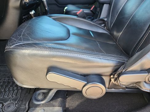 Used 2015 Jeep Wrangler Unlimited Rubicon w/ Connectivity Group image 8