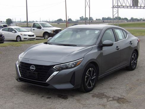 Used 2025 Nissan Sentra SV FWD image 2