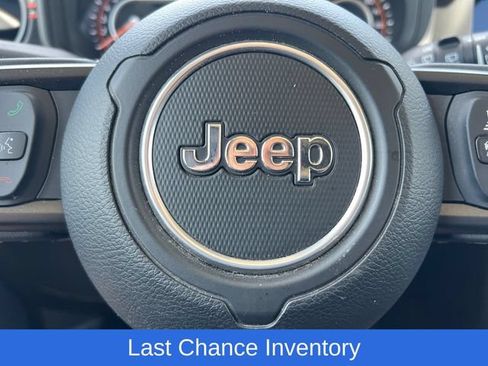 Used 2025 Jeep Wrangler Unlimited Rubicon AWD/4WD image 5