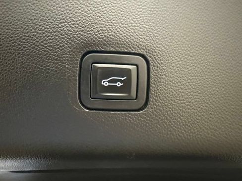 Used 2020 Chevrolet Traverse LT FWD image 36