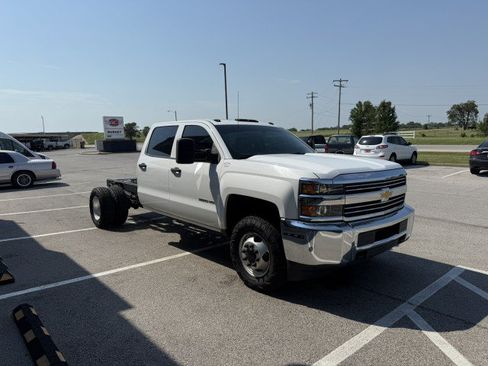 Used 2018 Chevrolet Silverado 3500 W/T AWD/4WD image 3