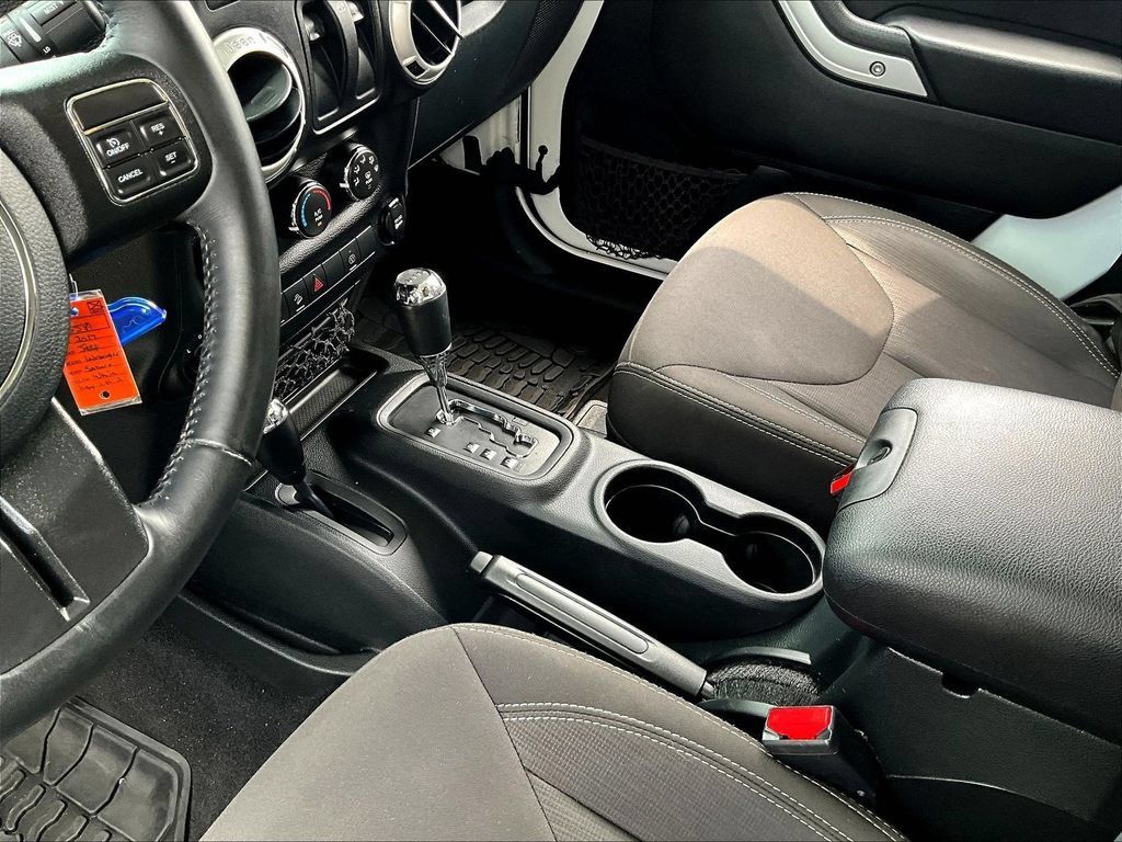 Used 2017 Jeep Wrangler Sahara w/ Connectivity Group AWD/4WD image 17