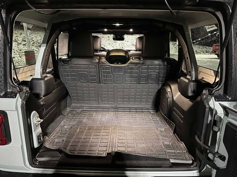 Used 2024 Jeep Wrangler Unlimited Rubicon w/ Capability Package image 14