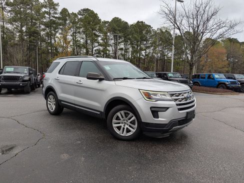 Used 2018 Ford Explorer XLT image 3