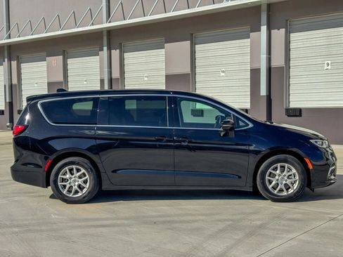 Used 2025 Chrysler Pacifica Select FWD image 2