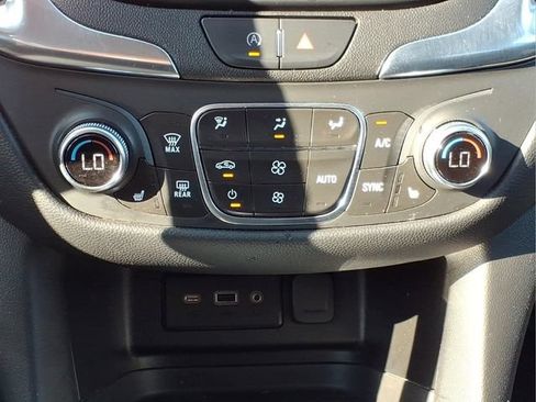 Used 2022 Chevrolet Equinox LT FWD image 17