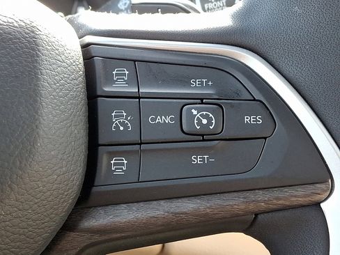 Certified 2025 Jeep Grand Cherokee Limited image 24