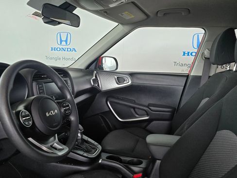 Used 2025 Kia Soul LX FWD image 7