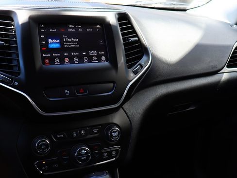 Used 2019 Jeep Cherokee Latitude Plus w/ Comfort/Convenience Group FWD image 44