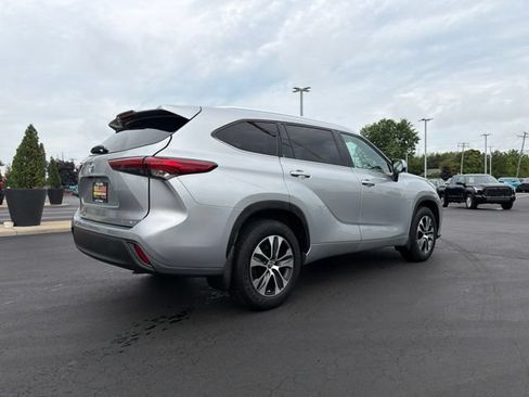 Used 2021 Toyota Highlander XLE AWD/4WD image 7