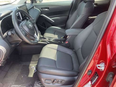 Used 2024 Toyota Corolla Cross XLE w/ Convenience Package FWD image 10