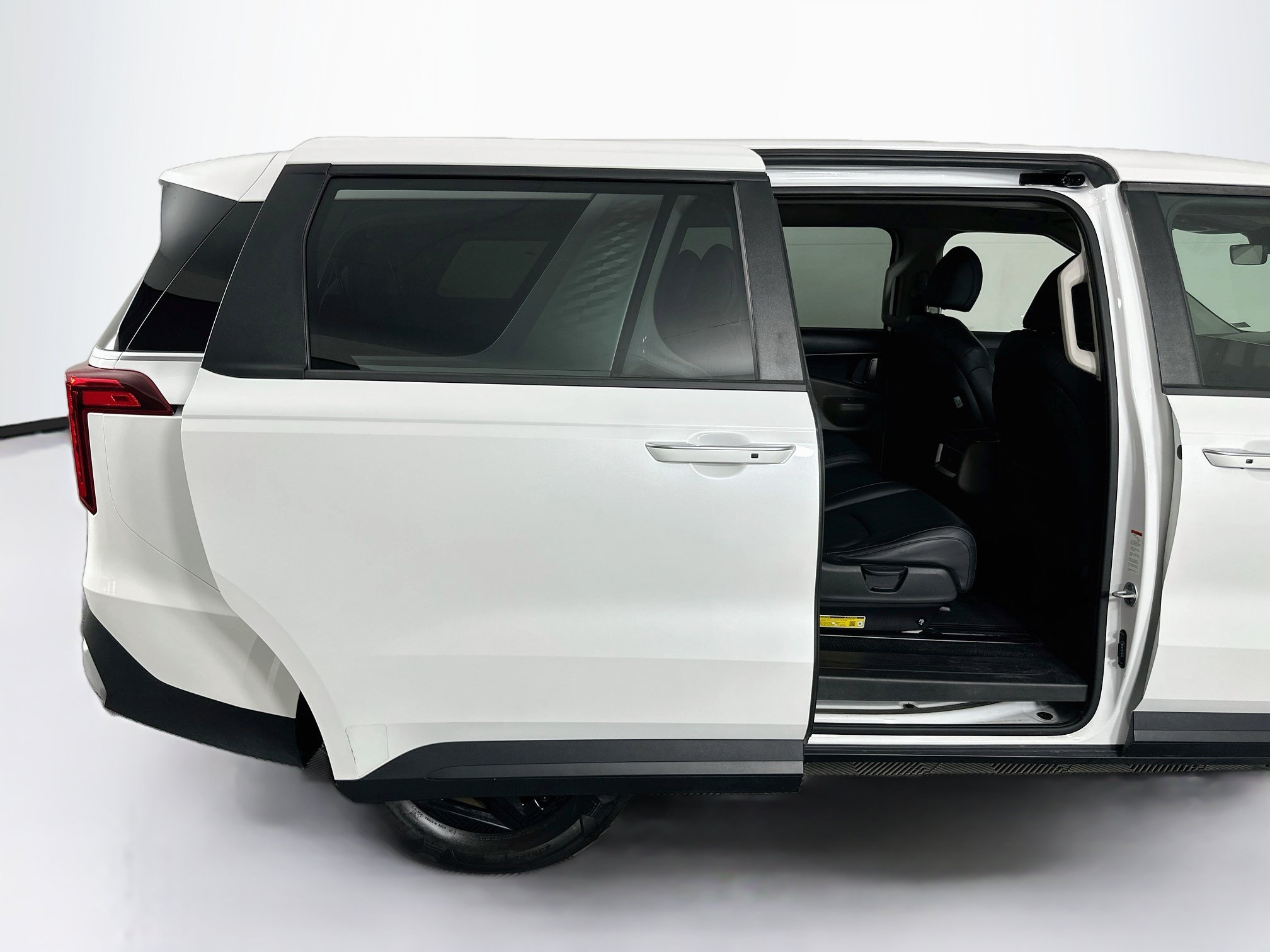 Used 2025 Kia Carnival FWD image 31
