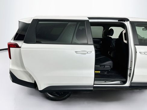 Used 2025 Kia Carnival FWD image 31