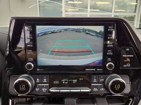 Used 2020 Toyota Highlander LE AWD/4WD image 25