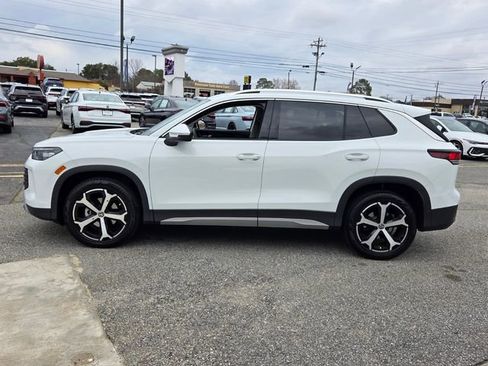 Used 2025 Volkswagen Tiguan SE image 4