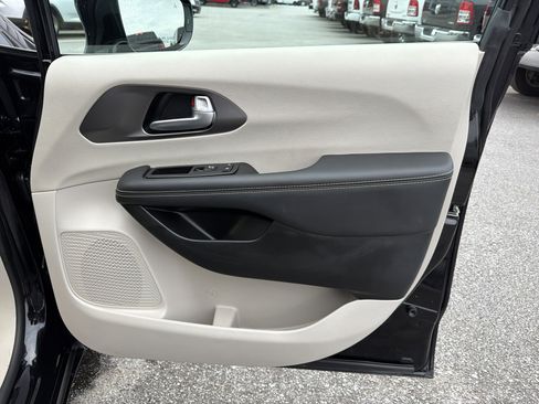 Used 2024 Chrysler Pacifica Touring-L image 15