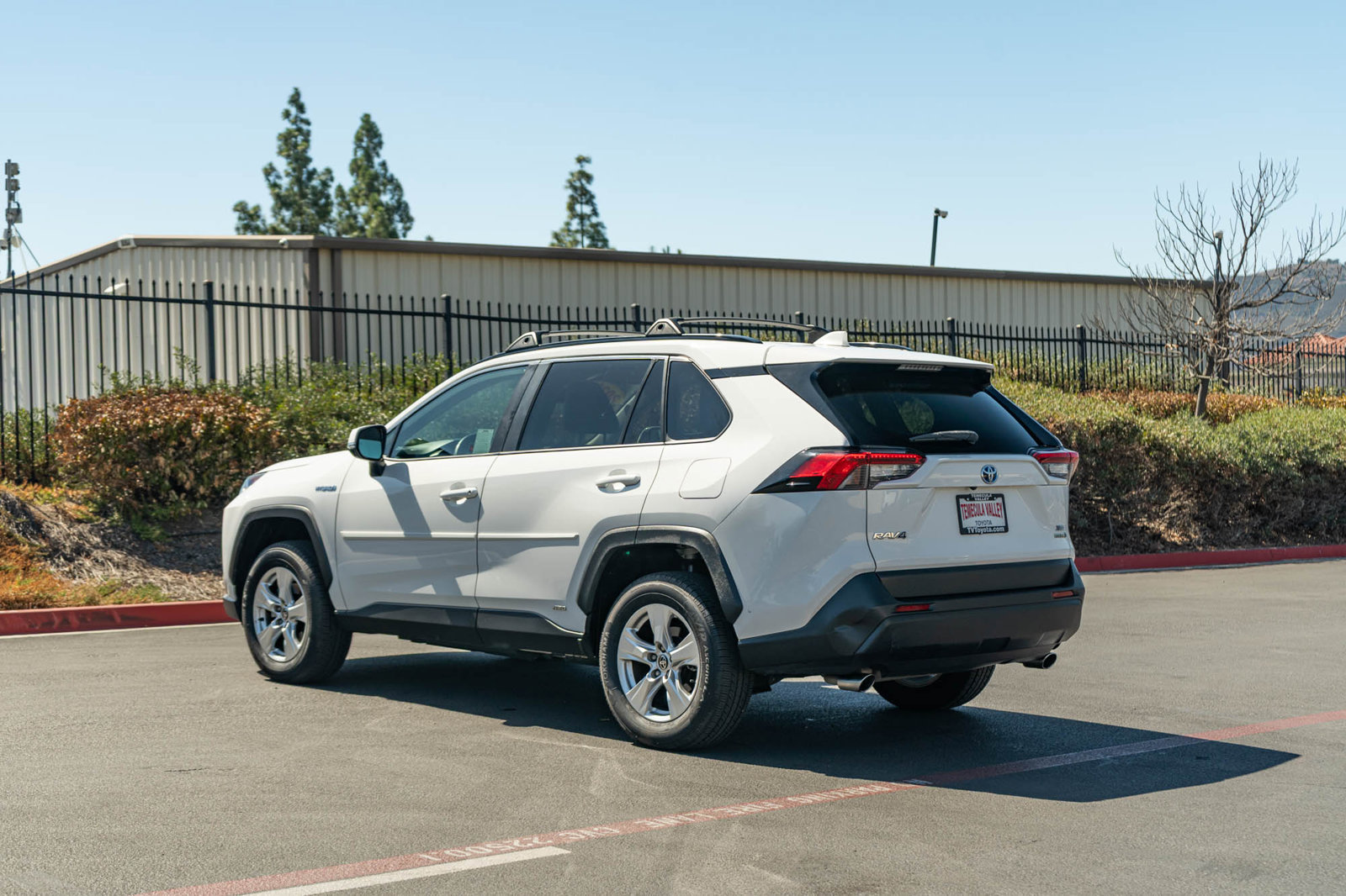 Certified 2021 Toyota RAV4 XLE w/ XLE Grade Weather Package AWD/4WD image 9