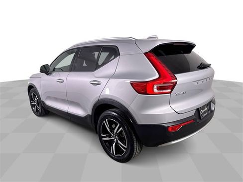 Used 2023 Volvo XC40 B5 Core image 6