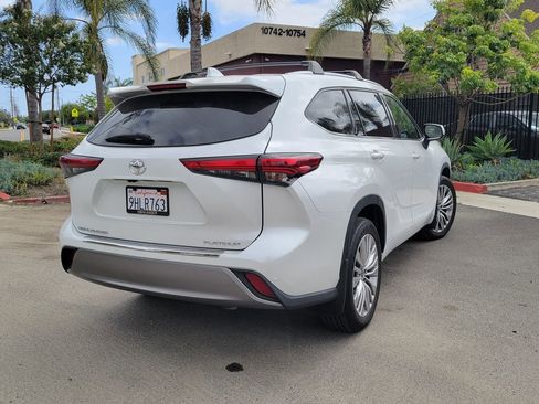 Used 2023 Toyota Highlander Platinum FWD image 2