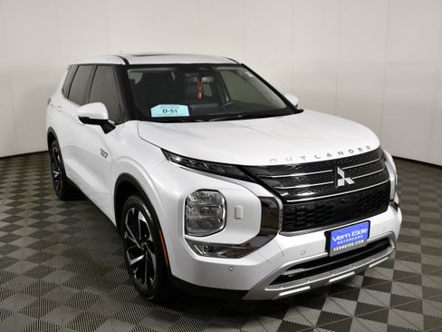 Used 2024 Mitsubishi Outlander SE AWD/4WD image 2