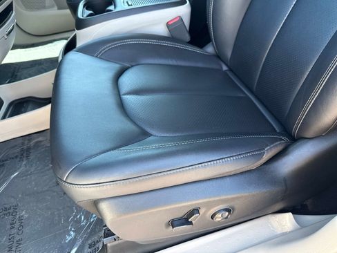 Used 2024 Chrysler Pacifica Limited FWD image 20