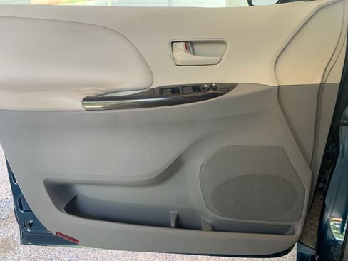 Used 2011 Toyota Sienna LE FWD image 22