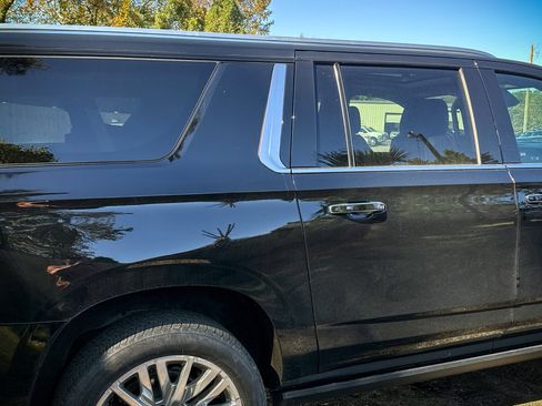 Used 2023 Chevrolet Suburban High Country image 15