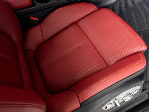 Certified 2025 Porsche Macan image 41