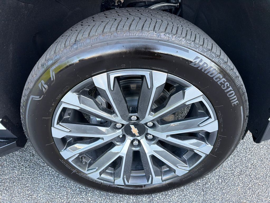 Used 2025 Chevrolet Tahoe High Country RWD image 12