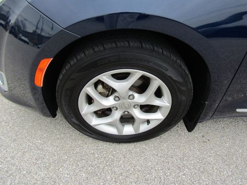 Used 2019 Chrysler Pacifica Touring-L Plus w/ Advanced Safetytec Group image 9