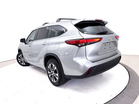 Used 2023 Toyota Highlander XLE FWD image 2