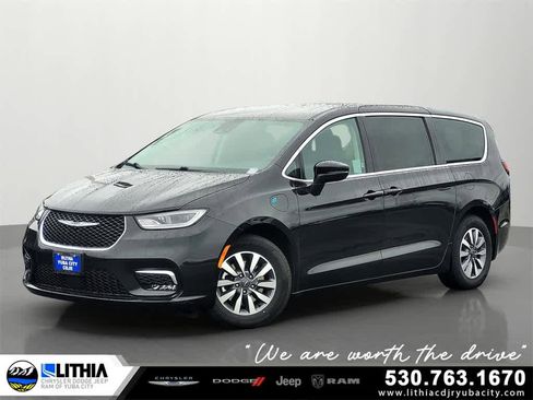 Used 2023 Chrysler Pacifica Touring-L image 1